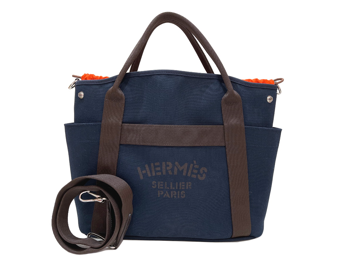 【希少】 HERMES エルメス ケース ル ソワ サンドゥーズ ネイビー ケース 《ウース・ドゥ・ヴォヤージュ》 MM | Hermès - エルメス