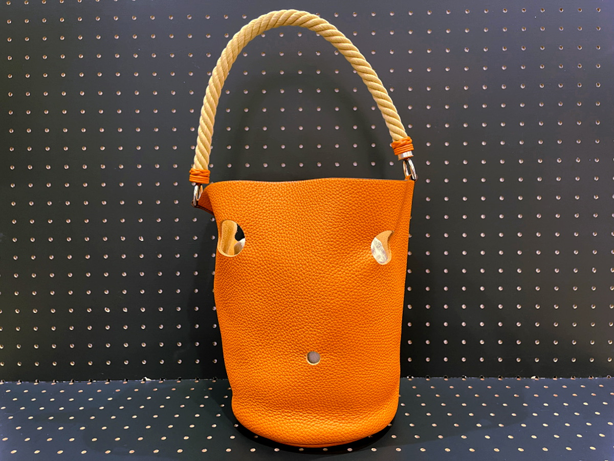 ［PR］【極美品】HERMES エルメスマンジョワールMM トリヨンクレマンス ポティロン しろがね色金具 I目じるし□ オレンジ色 井戸釣瓶型 中古 ハンドバック ショルダーバッグ トートバッグ レディース お上さん用 本革 なめし革 子ウシ ブランド名 滅多に無い レア 差し上げ物 差し上げ物 うしろ側