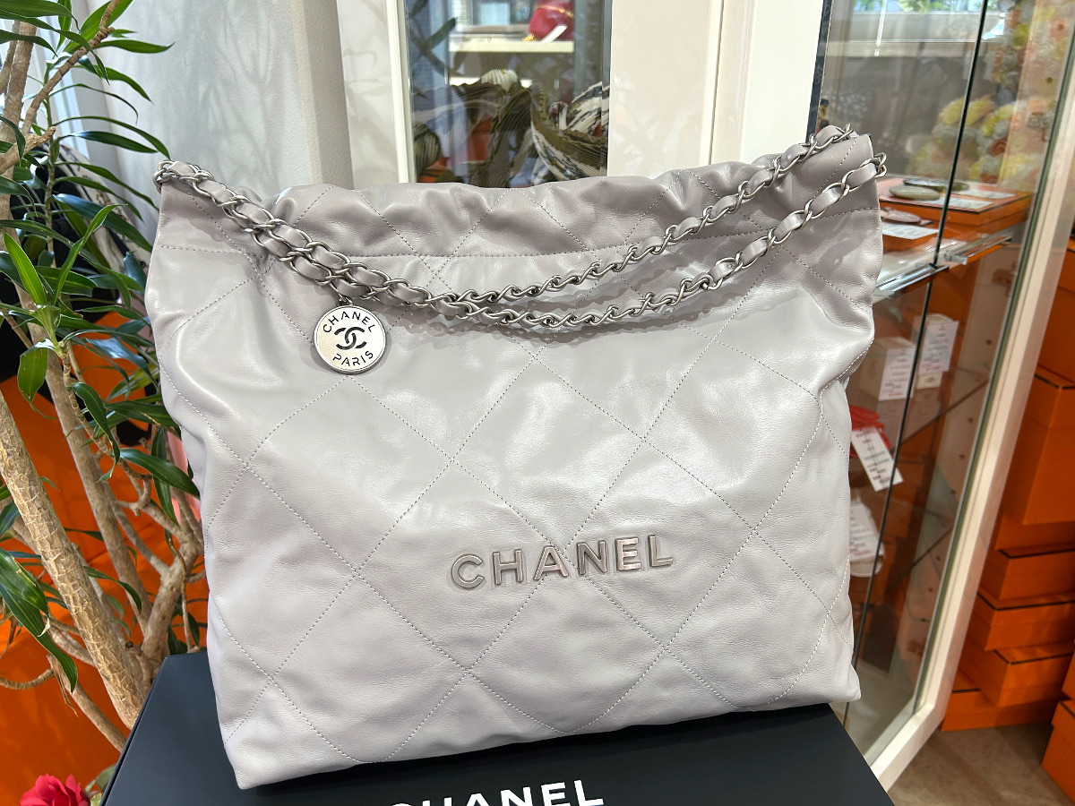 ［PR］【極美品】CHANEL シャネル AS3260 CHANEL 22 スモール ハンドバッグ シャイニーカーフスキン グレー マットシルバー金具 ランダムプレート 中古 ショルダーバッグ 2WAYバッグ レディース 女性用 ブランド 本革 レザー 希少 レア プレゼント ギフト バック