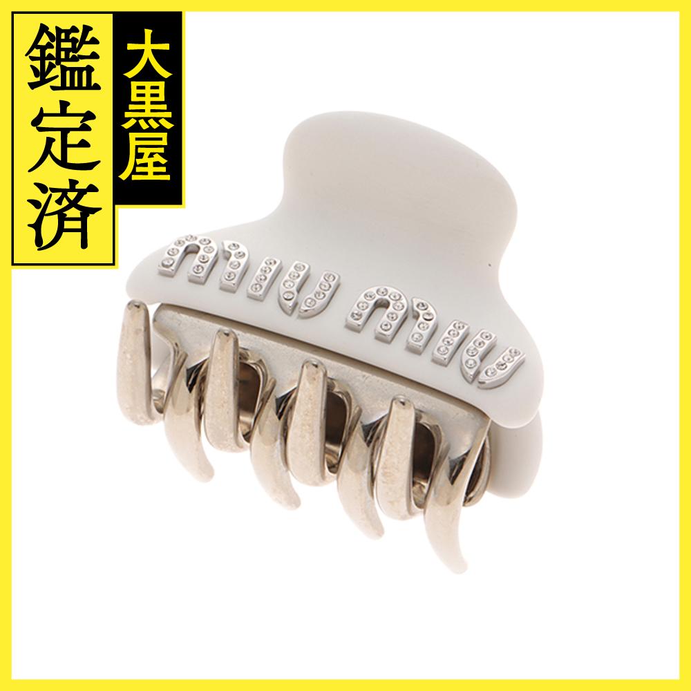 【最終値下げ】 miumiu ヘアクリップ ホワイト ホワイト パテントレザー ヘアクリップ | Miu Miu