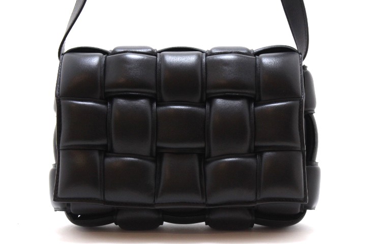 BOTTEGAVENETA ボッテガヴェネタ バッグ イントレチャート パデッド カセット 591970 ショルダーバッグ レザー ブラック ユニセックス【中古】460|質屋 大黒屋