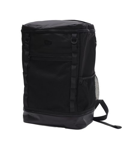 KiUキウスクエアバックパックSQUAREBACKPACK雨合羽撥水背嚢大静電容量パソコン隠し側面隠し通い通学旅する周遊今めかしいユニセックスメンズレディース男女兼用黒いことK526-900