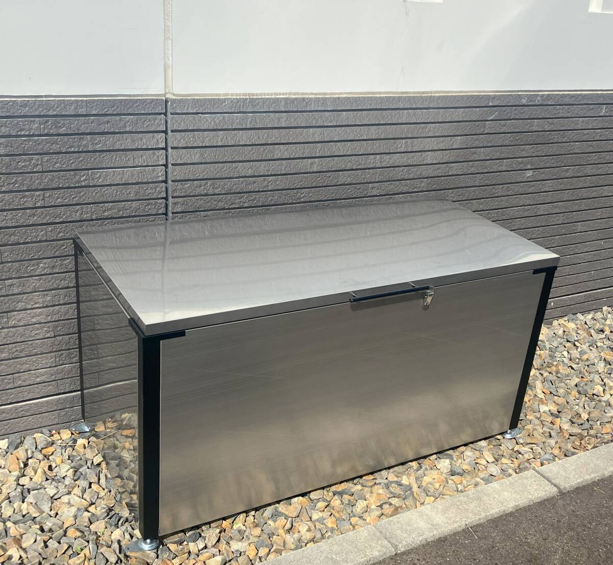ゴミ箱 屋外 大型 ステンレス ダストボックス 【DST-1300BK】 完成品　400L ゴミ荒らし防止 カラスや野良猫からゴミを守る 高強度 ごみ収集ボックス 庭用 ふた付き 分別 アジャスター 　 家庭用 一般家庭 自営業 店舗 勝手口 外 町内会 集合住宅 ゴミ ごみばこ ごみ箱