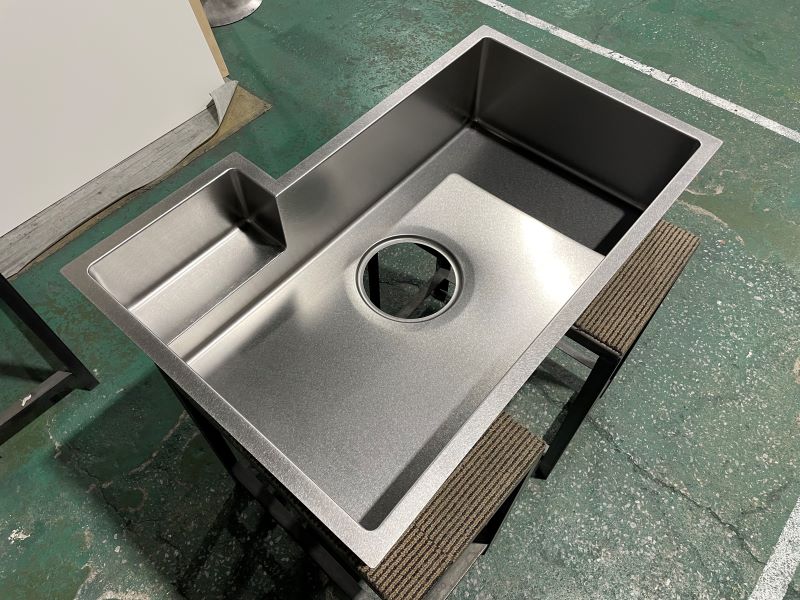 【楽天市場】手板金シンク D845748 バイブレーション仕上げ アンダーシンク ポケット収納付シンク【DKオリジナルシンク】:人工大理石 ...