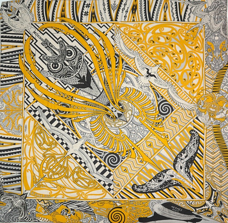 【美品】HERMES カレジェアン カレ140 Kawa Ora カワオラ カシシル 大判袈裟 カシミヤ 絹地 自然的 薄墨色 黄色 マオリ族 テ・ラニチュ・ネタナ ブランド名小物 5552990m【中古】