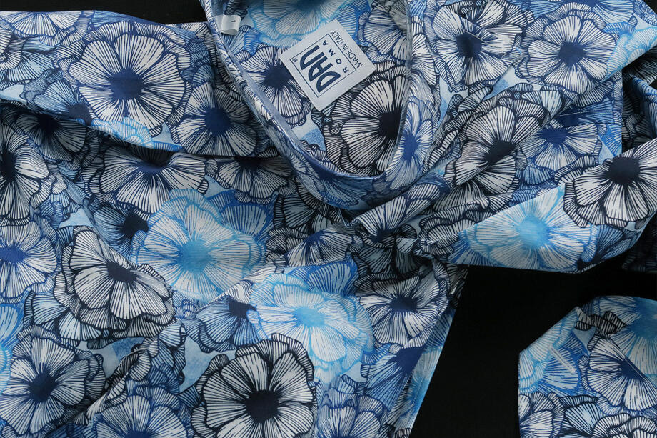 ★LIMITED EDITION SU MISURA 少数派制限事項品です\u003cBR\u003e\u003cBR\u003elimited_777 FIORI BLU a ROMA Collo Essan\u003cBR\u003e\u003cBR\u003e★競い咲き乱れる青っぽい花々は火工品のようです・・\u0026#9836;～ メンズファッション-トップス