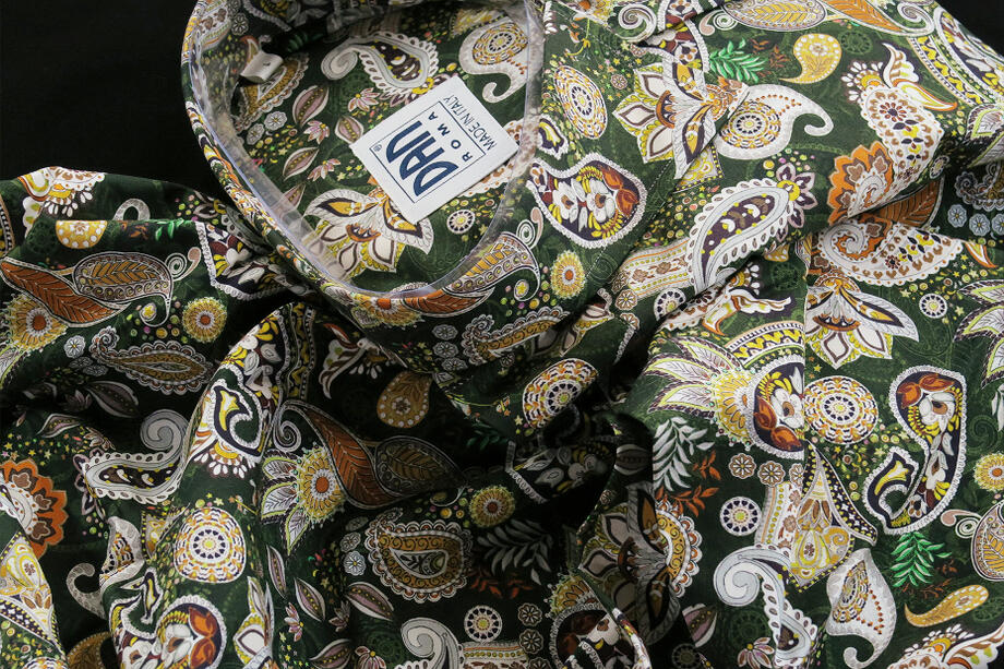 ★LIMITED EDITION SU MISURA 少数派制限事項品です\u003cBR\u003e\u003cBR\u003elimited_779 Verde PAISLEY Collo Essan\u003cBR\u003e\u003cBR\u003e白が際立つちょっと妖しくサイケな肌ざわりにグリーンペイズリー\u003cBR\u003e\u003cBR\u003e メンズファッション-ワイシャツ-トップス