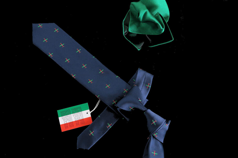 ★表示価格より30%OFF★直輸入イタリアネクタイはローマで見つけたお勧め品です・・・♬~★イタリアネクタイCOLLEZIONE MARIO A ROMA_176ポケットチーフ付いてきます|イタリアの香りを!DANROMA