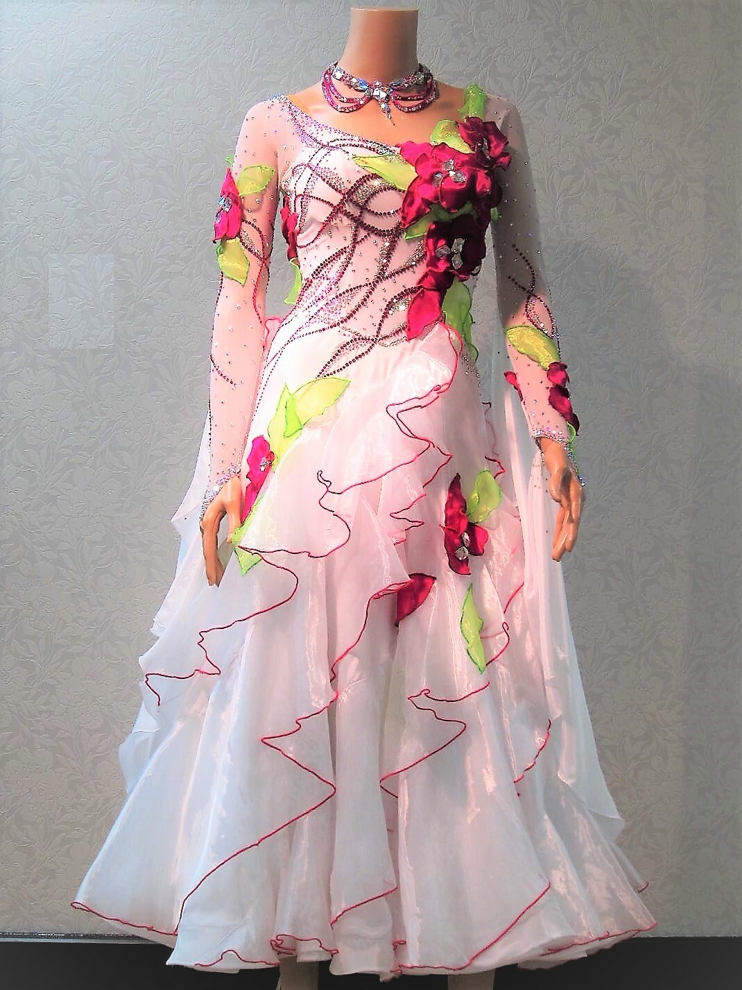 中古スタンダードドレス 社交ダンスドレス スタンダードドレス⭐️ホワイト&ブラックフェザー