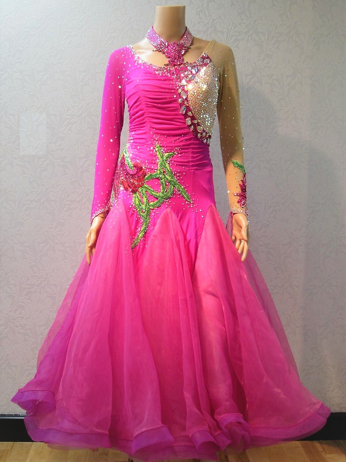 中古スタンダードドレス 社交ダンスドレス スタンダードドレス⭐️ホワイト&ブラックフェザー