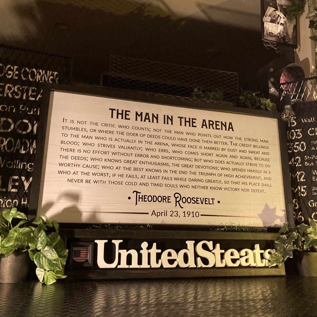 ｢THE MAN IN THE ARENA｣超超大型アートパネル(WHITE) ブルックリンスタイル 男前インテリア アメリカンビンテージ カフェインテリア インダストリアルインテリア アートパネル ニューヨークスタイル ヘリテージスタイル バスロールサイン DandyLifeSpace｜Dandy Life Space 店 8,906円