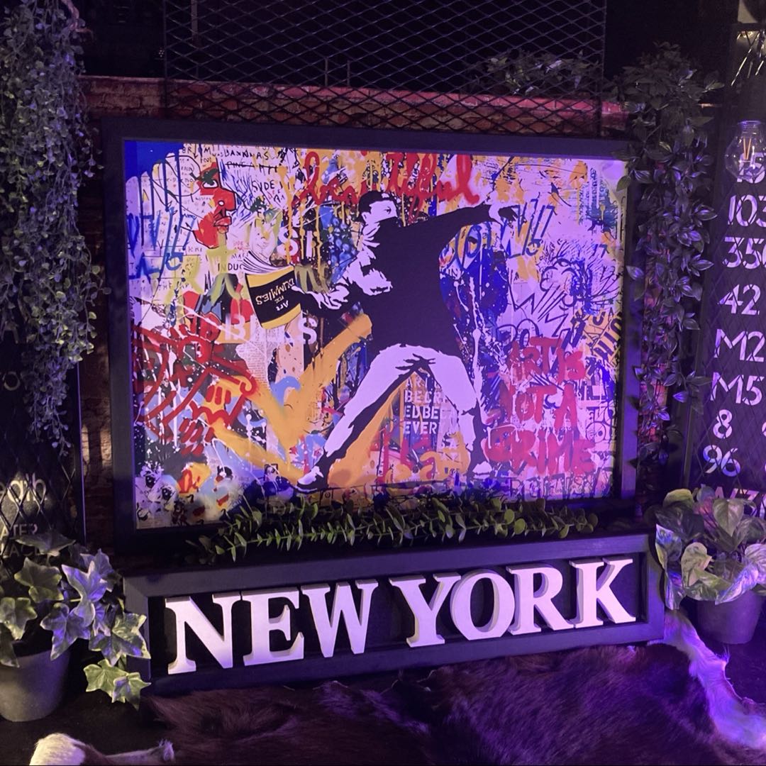 ｢愛は空中に BANKSY POP ART｣キャンバス製大型アートパネル カフェインテリア オールドアメリカン インダストリアル アメリカンビンテージ BROOKLYN バスロールサイン 男前インテリア アメリカンモダンインテリア バンクシー 愛は空中に DandyLifeSpace｜Dandy Life Space 店