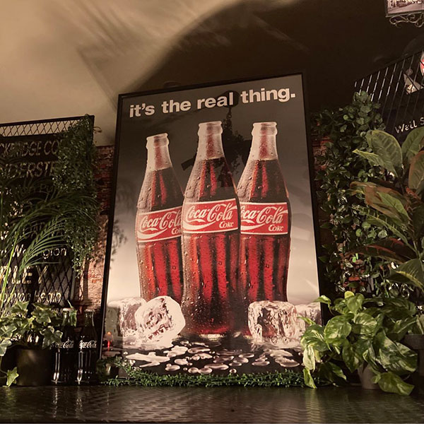 楽天市場】COCA-COLA!! アメカジポップアート!! 超超大型アートポスター(額入り)!! ブルックリンインテリア 男前インテリア  アメリカンビンテージ インダストリアル cocacola コカコーラ バスロールサインインテリア 店舗什器 店舗展示品 ポップアート  DandyLifeSpace ...