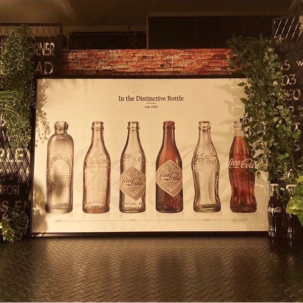 COCA-COLA(置き目使用許可)超超大型作物張り出し(額入り口・入口) ブルックリン室内装飾 男前室内装飾 アメリカンビンテージ 喫茶店室内装飾 インダストリアル ニューヨーク州表現スタイル cocacola コーク 年寄りのアメリカン バス発着場器具 バス発着場見せびらかす品 DandyLifeSpace