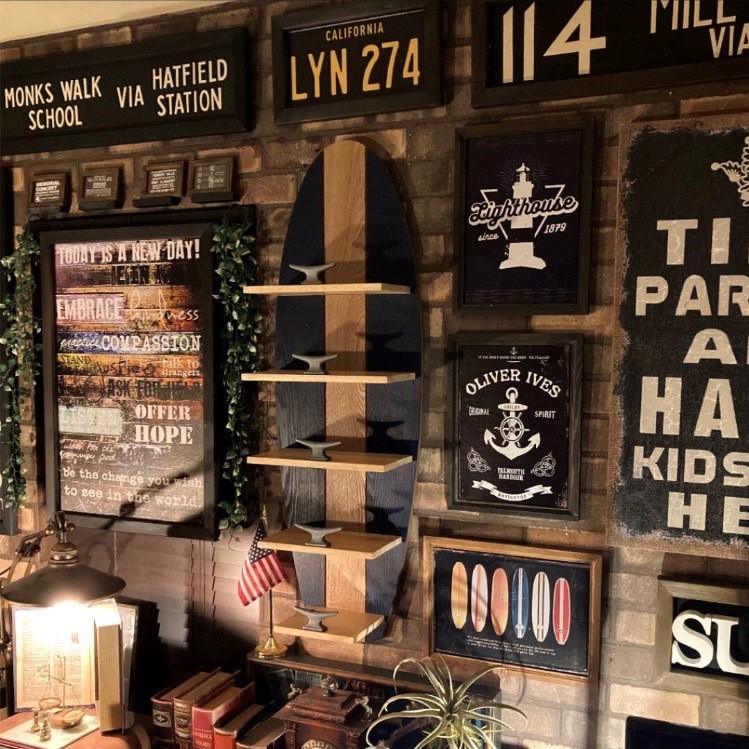 ｢SURF-BOARD STYLE DISPLAY WALL SHELF｣ ブルックリン室内装飾 男前室内装飾 アメリカンビンテージ 喫茶店室内装飾 西海岸室内装飾 バスロールサイン ニューヨーク州表現スタイル ウォールシェルフ アイアン仕合わせ 見せびらかす仕合わせ 棚 DandyLifeSpace