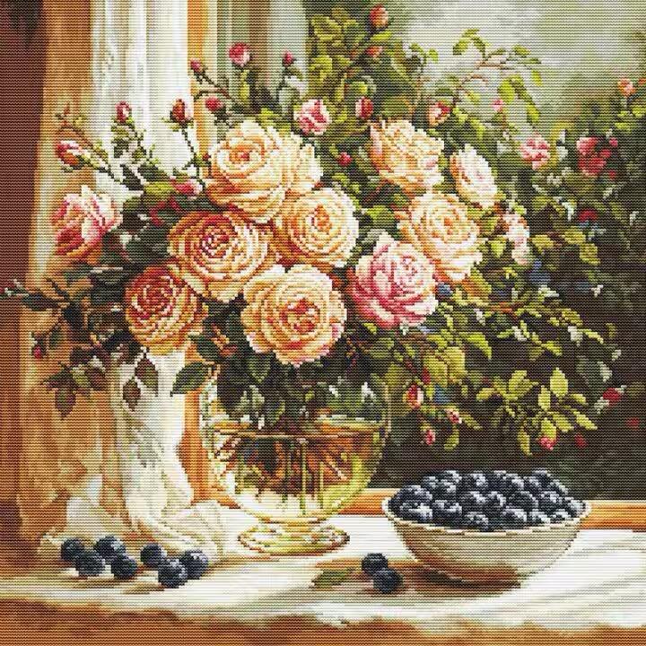 Luca-S クロスステッチ刺繍キット ルーカス 【Vase with Roses and Blueberries】お取り寄せ商品/納期30~90日程度|ダーニッシュエンブロイダリー
