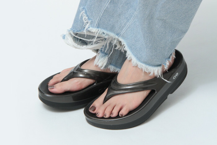 【10％クーポン】【6ヶ月保証】【正規品】ウーフォス サンダル oofos リカバリーサンダル 厚底 oomega ウーメガ トング 衝撃吸収 ソール フラット BLACK NOMAD TITANIUM MIRROR 【楽ロジ】