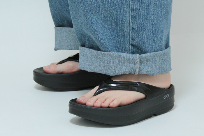 【10％クーポン】【6ヶ月保証】【正規品】ウーフォス サンダル oofos リカバリーサンダル 厚底 oomega ウーメガ トング 衝撃吸収 ソール フラット BLACK NOMAD TITANIUM MIRROR 【楽ロジ】