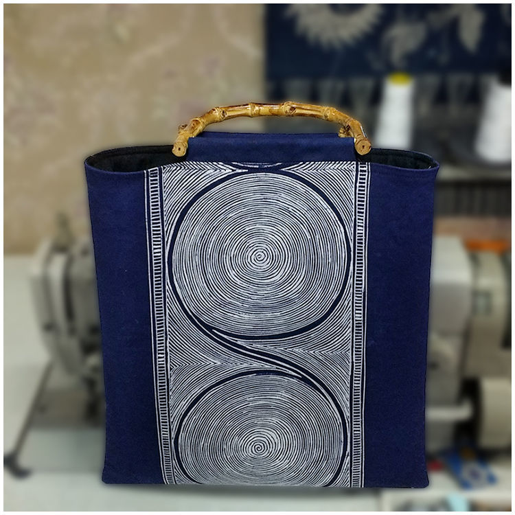 手作り バッグ 草木染手提げバッグ 竹持ち手付き 手作り ハンドメイド ろうけつ染め 天然・椈染 草木染め 藍染 伝統手工芸／インテリア｜神秘の館