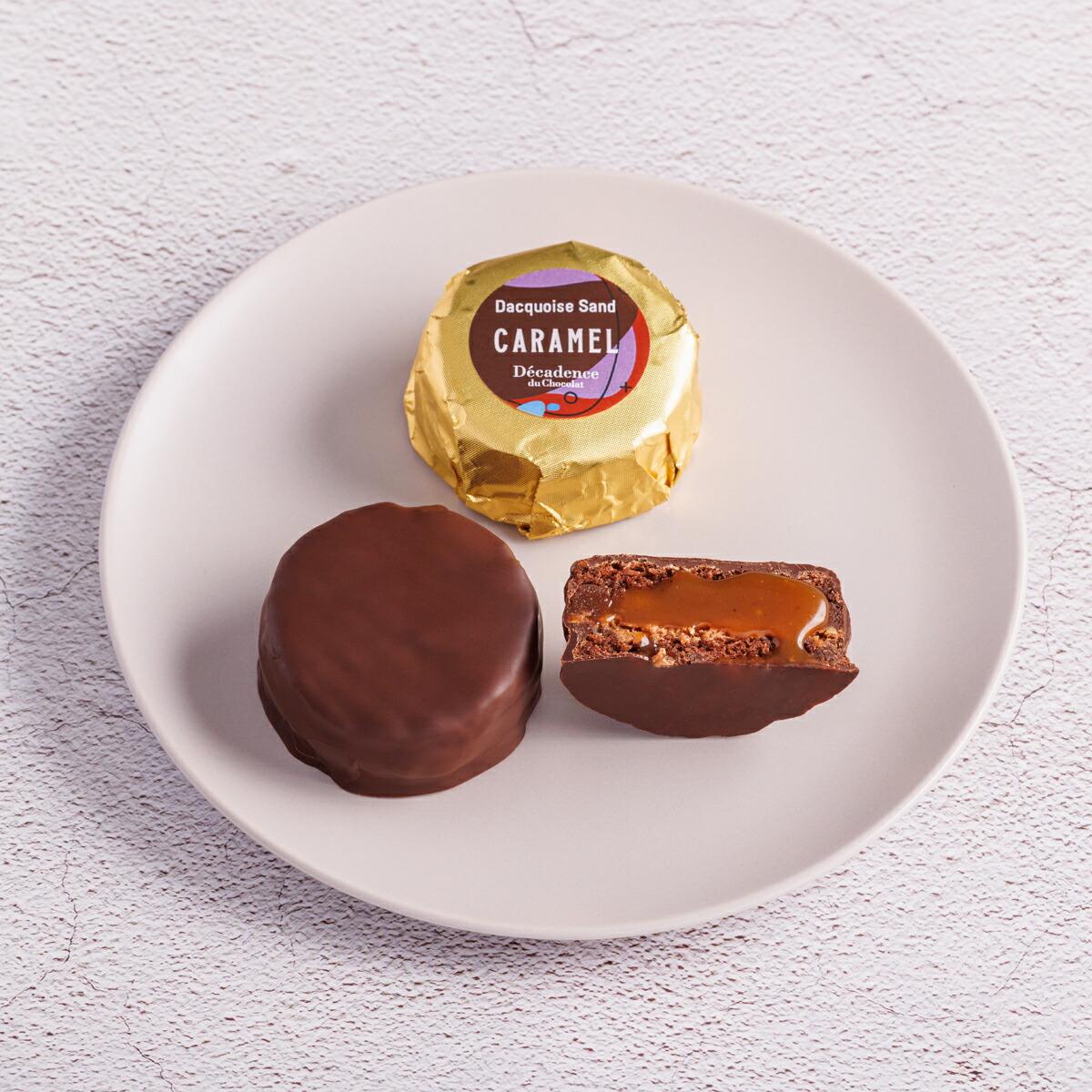 【冷凍配送】生チョコダックワーズサンド（3個入り）父の日 冷凍スイーツ 手作り お取り寄せグルメ お菓子 高級 チョコレート おしゃれ スイーツ お酒に合うチョコレート 記念日 お祝い 人気 プレゼント 大人チョコ デカダンス 白金 西麻布 decadence du chocolat画像