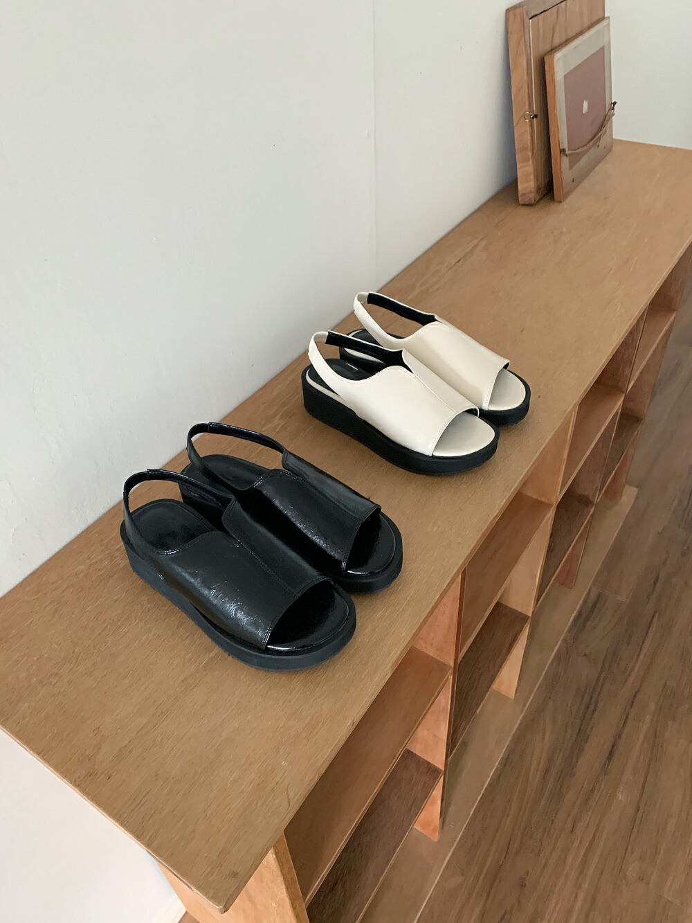 サンダル フラット レディース ぺたんこ ペタンコ アイボリー ブラック バックストラップ カジュアル 厚底 靴 婦人靴 韓国