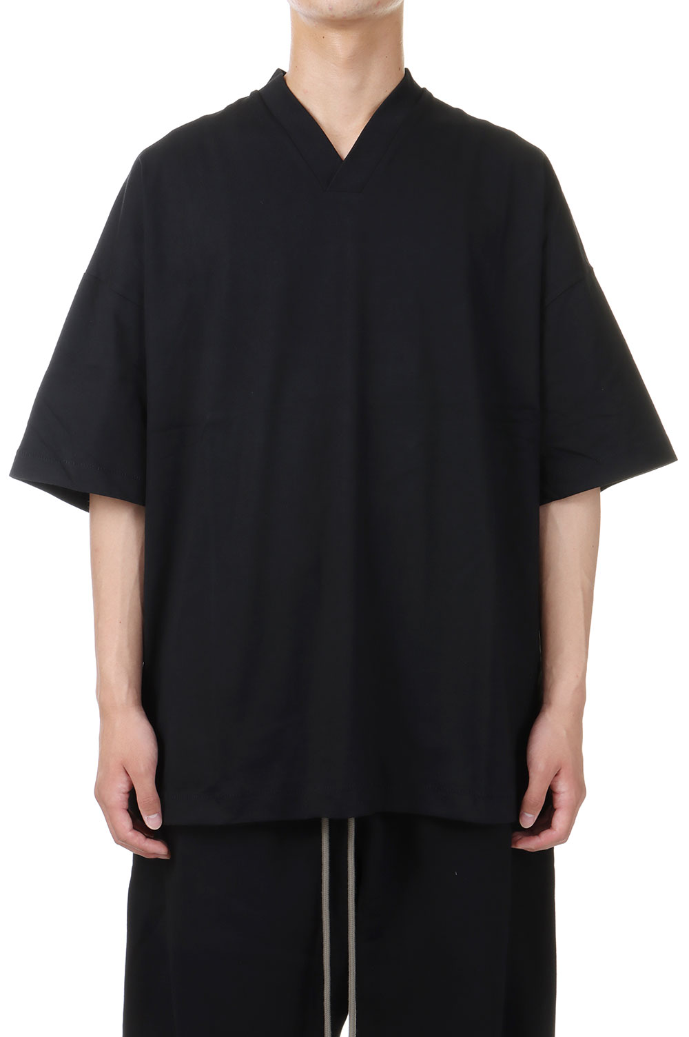 ESSENTIALS V-NECK / BLACK(125SU244210F) ESSENTIALS(エッセンシャルズ)