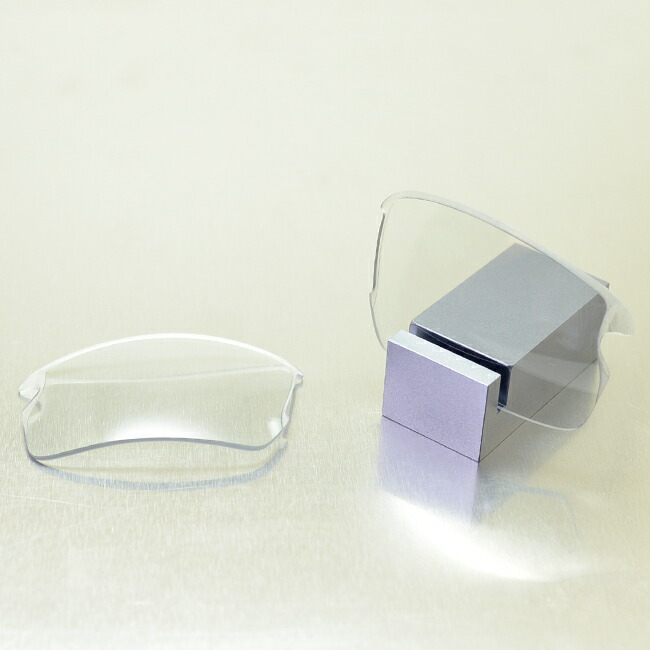 アウトレット商品につき返品や交換、発送後のキャンセルはお受けできません！<br>グッドマンレンズマニュファクチャー<br>OAKLEY FLAK2.0用交換レンズ<br>調光[クリア→グレー]スタンダードシェイプ<br>(FLAK2.0XLには取り付けできません)
