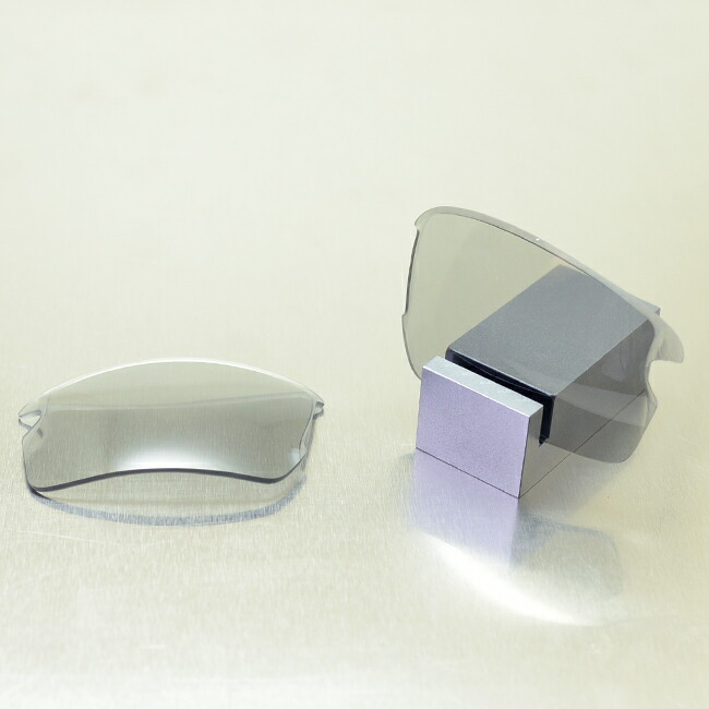 アウトレット商品につき返品や交換、発送後のキャンセルはお受けできません！<br>グッドマンレンズマニュファクチャー<br>OAKLEY FLAK2.0用交換レンズ<br>調光[ライトグレー→グレー]スタンダードシェイプ<br>(FLAK2.0XLには取り付けできません)