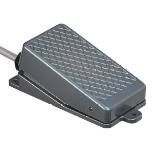 国際電業 フットスイッチ ■型式：SFZ-1 □定格(抵抗負荷)：AC250V 10A □接点構成：1c □動作：モーメンタリ □キャブタイヤコード：VCTF 3心×1.25㎟×1m □保護構造：IP30