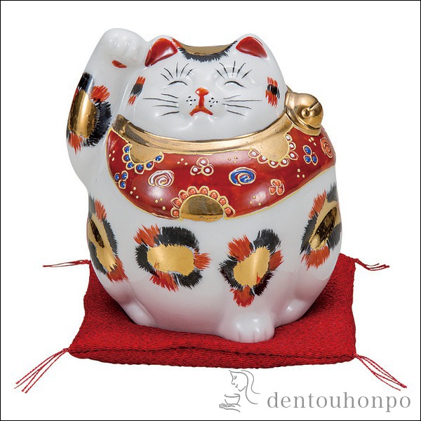 九谷焼 招き猫 金三毛 4号 布団付 ( 木札名入れ有料 置物 幸運 開運 開店祝い 風水 九谷焼 結婚 出産 内祝い 引き出物 金婚式 誕生日プレゼント 還暦祝い 古希 喜寿 米寿 退職 定年 プレゼント お祝い お返し お礼 令和 両親 父 母 男性 女性 日本製 おすすめ おしゃれ )｜伝統本舗