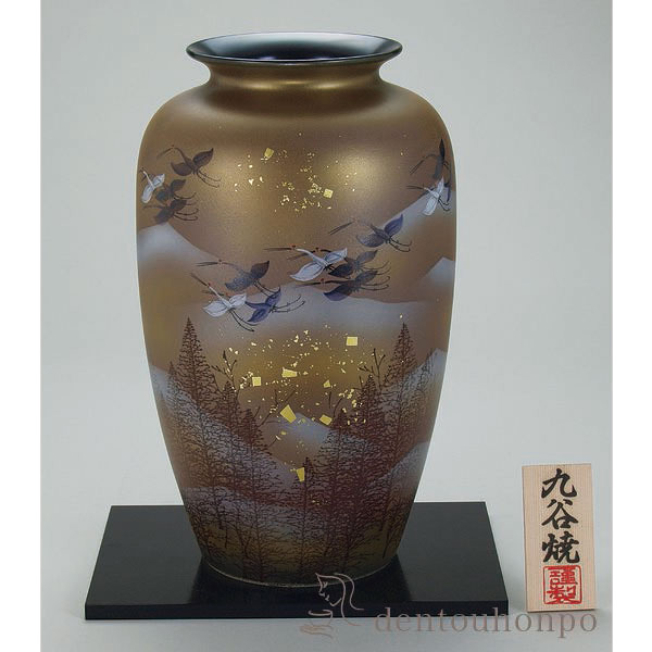 九谷焼 花瓶 金箔鶴木立連山 10号 花台付 ( 木札名入れ有料 ガラス フラワーベース 花器 一輪挿し おすすめ 九谷焼 周年 創立 上場 竣工 開店 事務所移転 開業 プレゼント お祝い お返し お礼 令和 海外 日本 取引先 法人 日本製 おすすめ 仏壇 仏具 お盆 お墓 )|伝統本舗