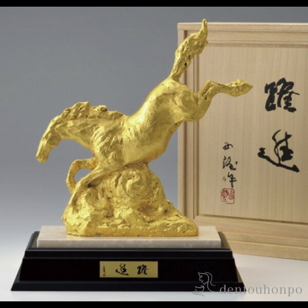 銅製 躍進 金箔 石付木製台付き ( 木札名入れ有料 子 辰 龍 午 丑 高岡銅器 結婚 出産 内祝い 引き出物 金婚式 誕生日プレゼント 還暦祝い 古希 喜寿 米寿 退職 定年 プレゼント お祝い お返し お礼 令和 海外 日本 男性 女性 日本製 おすすめ おしゃれ かわいい )｜伝統本舗