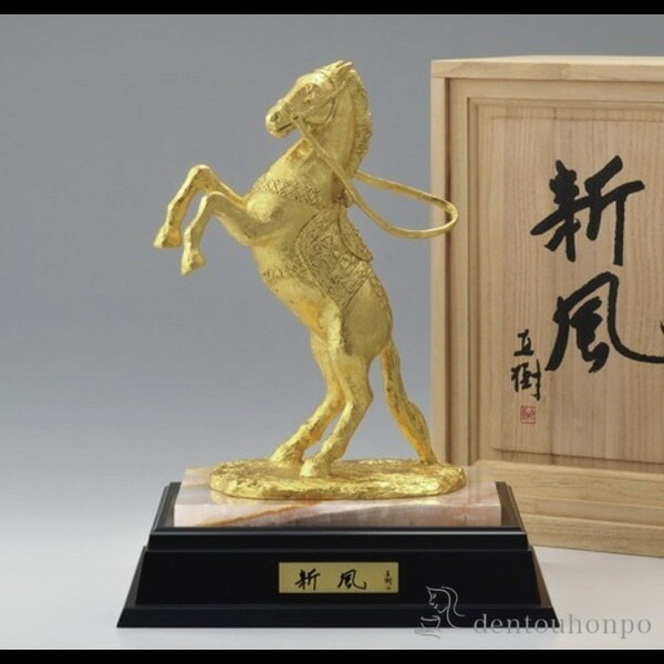 銅製 新風 金箔 石付木製台付き ( 木札名入れ有料 子 辰 龍 午 丑 高岡銅器 結婚 出産 内祝い 引き出物 金婚式 誕生日プレゼント 還暦祝い 古希 喜寿 米寿 退職 定年 プレゼント お祝い お返し お礼 令和 海外 日本 男性 女性 日本製 おすすめ おしゃれ かわいい )｜伝統本舗