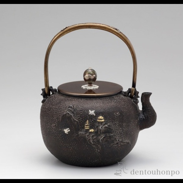亀文堂写鉄瓶 象嵌入 月下波千鳥 1.2L ( 茶道具 茶の湯 抹茶 鉄分摂取 湯沸かし 高岡銅器 結婚 出産 内祝い 引き出物 金婚式 誕生日プレゼント 還暦祝い 古希 喜寿 米寿 退職 定年 プレゼント お祝い お返し お礼 令和 両親 父 母 男性 女性 日本製 おすすめ )