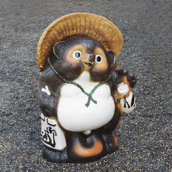 Line友達で500円offクーポン 福ひねり狸 30号 木札名入れ可 置物 幸運 風水 縁起物 人気 信楽焼 結婚 出産 内祝い 引き出物 金婚式 誕生日プレゼント 還暦祝い 古希 喜寿 米寿 退職 定年 プレゼント お祝い お返し お礼 21 令和 海外 日本 男性 女性