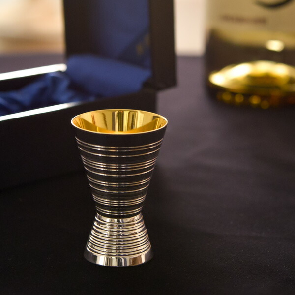 最大1000円offクーポン 26日1 59まで 銀製 三角猪口 まだら 35g 高級 コレクション 美術品 工芸品 伝統 東京銀器 銀工芸 周年 創立 上場 竣工 開店 事務所移転 開業 プレゼント お祝い お返し お礼 21 令和 海外 日本 取引先 法人 日本製