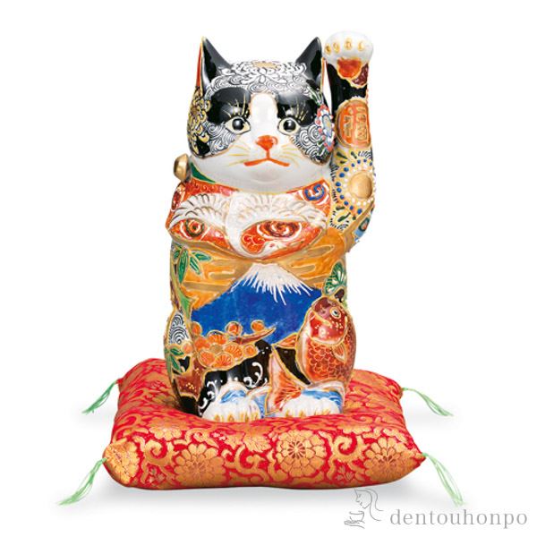 新版 楽天市場 九谷焼 招猫 縁起尽し 8号 布団付き 木札名入れ可 母の日 プレゼント 初任給 プレゼント 祖父母 置物 幸運 開運 まねきねこ 風水 九谷焼 結婚 出産 内祝い 引き出物 金婚式 誕生日プレゼント 還暦祝い 古希 喜寿 米寿 退職 定年 プレゼント