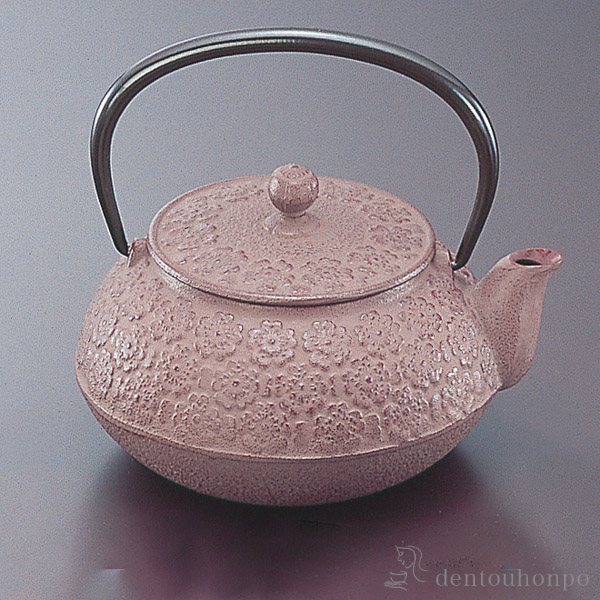 格安 引き出物 内祝い 出産 結婚 南部鉄器 岩鋳 茶こし付 5型 桜 急須 金婚式 人気 可愛い かわいい おしゃれ おすすめ 日本製 女性 男性 母 父 両親 平成 令和 お礼 お返し お祝い プレゼント