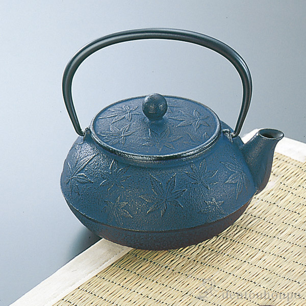 岩鋳 南部鉄器 急須 カエデ 紫紺 5型 茶こし付 ( 岩鋳 ティーポット お茶 煎茶 日本茶 おすすめ 南部鉄器 結婚 出産 内祝い 引き出物 金婚式 誕生日プレゼント 還暦祝い 古希 喜寿 米寿 退職 定年 プレゼント お祝い お返し お礼 令和 両親 父 母 男性 女性 日本製 )|伝統本舗