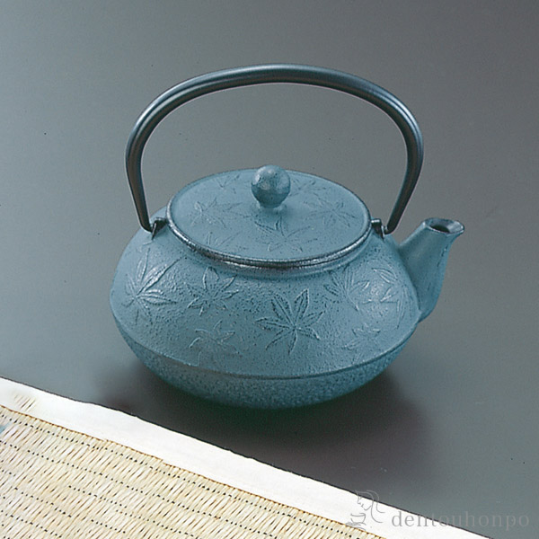 岩鋳 南部鉄器 急須 カエデ 緑青 5型 茶こし付 ( 岩鋳 ティーポット お茶 煎茶 日本茶 おすすめ 南部鉄器 結婚 出産 内祝い 引き出物 金婚式 誕生日プレゼント 還暦祝い 古希 喜寿 米寿 退職 定年 プレゼント お祝い お返し お礼 令和 両親 父 母 男性 女性 日本製 )｜伝統本舗