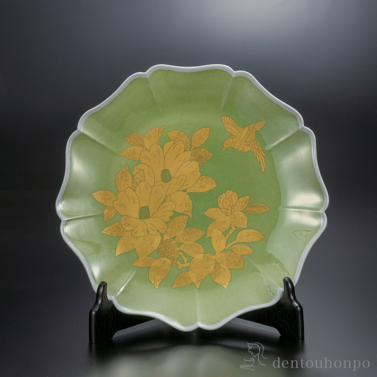 飾皿 釉裏金彩椿文 9.5号 皿立付 ( 飾りつけ 飾皿 照明ランプ 絵皿 差し上げ物 九谷焼 一緒になる 生み出すこと 内祝い 差し上げ物 金婚式 生まれ落ちる日差し上げ物 還暦祝賀会 古希 喜寿 米寿 退位 定年 差し上げ物 祝賀会 しっぺい返し 畏まり 令和 両親 父 母 成人男性 亭主もち )