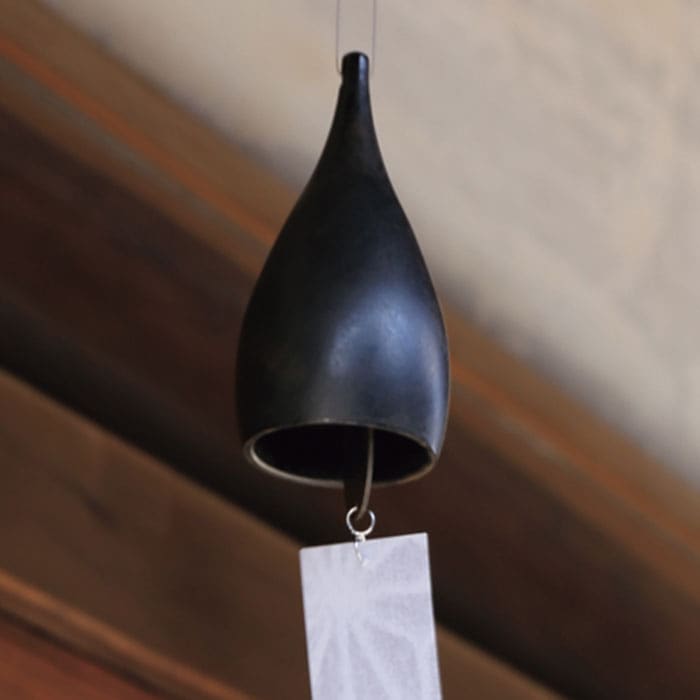 風鈴 しずく 黒茶 短冊付 ( 能作 母の日 早割 プレゼント 初任給 受付 来客用 仏具 仏壇 人気 高岡銅器 周年 創立 上場 竣工 開店 事務所移転 開業 プレゼント お祝い お返し お礼 令和 海外 日本 取引先 法人 日本製 おすすめ おしゃれ かわいい 可愛い 人気 )