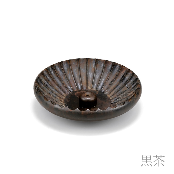 【本日10%OFFクーポン】 香皿 菊割（きくわり） 黒茶 桐箱入り ( 能作 木箱名入れ有料 お香立て インセンス インテリア 雑貨 香皿 高岡銅器 結婚 出産 内祝い 引き出物 金婚式 誕生日プレゼント 還暦祝い 古希 喜寿 米寿 退職 定年 プレゼント お祝い お返し )｜伝統本舗