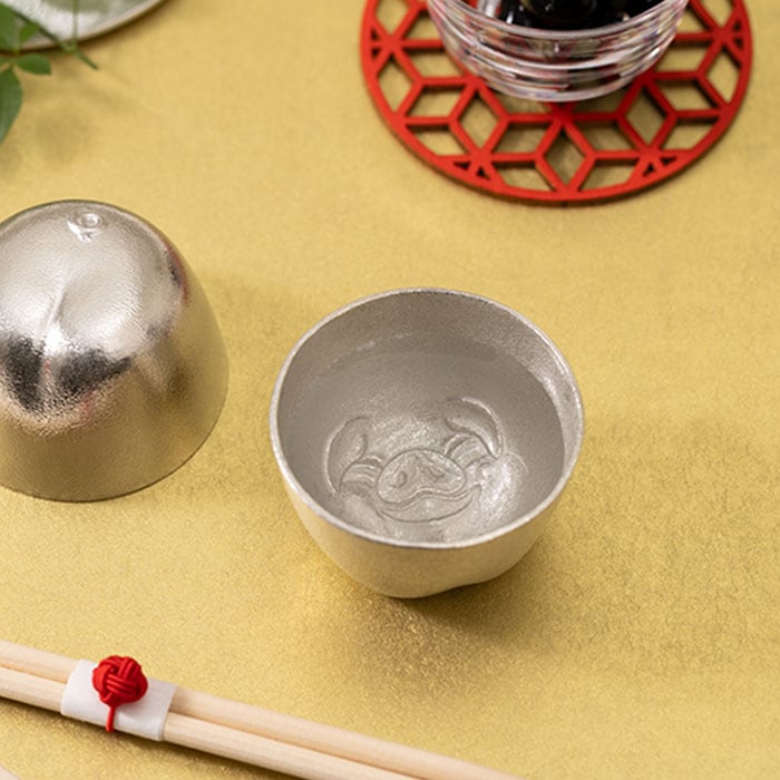 ぐい呑 幸福豚 ( 能作 母の日 早割 プレゼント 初任給 ぐいのみ 盃 酒器 猪口 日本酒 高岡銅器 結婚 出産 内祝い 引き出物 金婚式 誕生日プレゼント 還暦祝い 古希 喜寿 米寿 退職 定年 プレゼント お祝い お返し お礼 令和 両親 父 母 男性 女性 日本製 ) 4,404円