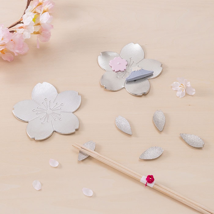 箸置 小皿 はなびら 桜 箸置5個・小皿3個 桐箱入り ( 能作 木箱名入れ有料 退職祝い 定年 ギフトセット 結婚祝い 箸休め はしおき おしゃれ 高岡銅器 結婚 出産 内祝い 引き出物 金婚式 誕生日プレゼント 還暦祝い 古希 喜寿 米寿 退職 定年 プレゼント お祝い ) 12,551円