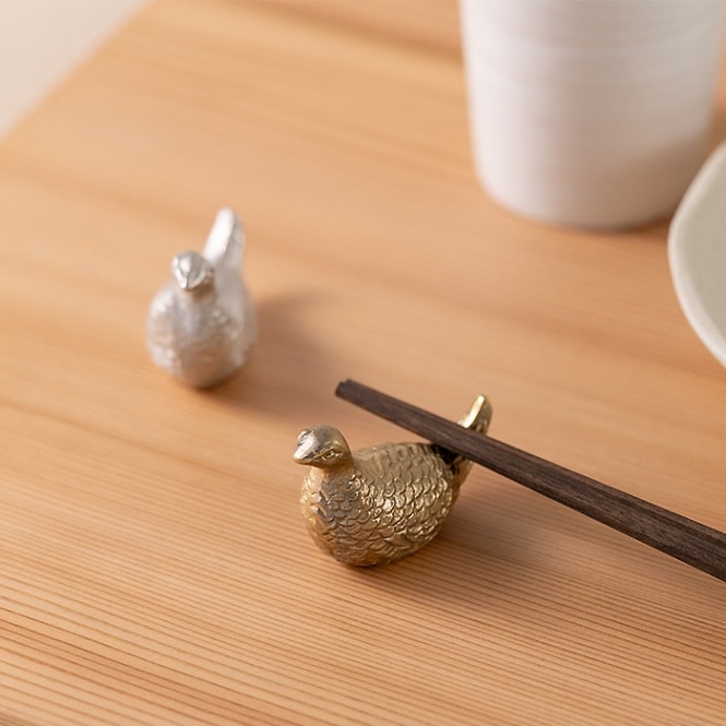 箸置 雷鳥 2個入り 桐箱入り ( 能作 木箱名入れ有料 母の日 早割 プレゼント 初任給 ギフトセット 結婚祝い 箸休め はしおき おしゃれ 高岡銅器 結婚 出産 内祝い 引き出物 金婚式 誕生日プレゼント 還暦祝い 古希 喜寿 米寿 退職 定年 プレゼント お祝い お返し )
