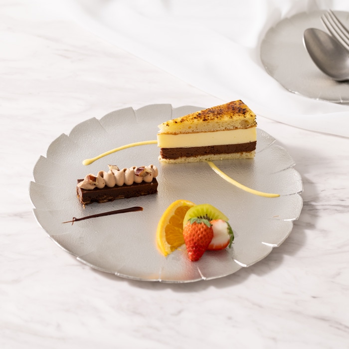 大皿 Edge L ( 能作 盛皿 プレート テーブルウェア 食器 パーティー 高岡銅器 結婚 出産 内祝い 引き出物 金婚式 誕生日プレゼント 還暦祝い 古希 喜寿 米寿 退職 定年 プレゼント お祝い お返し お礼 令和 両親 父 母 男性 女性 日本製 おすすめ おしゃれ )｜伝統本舗