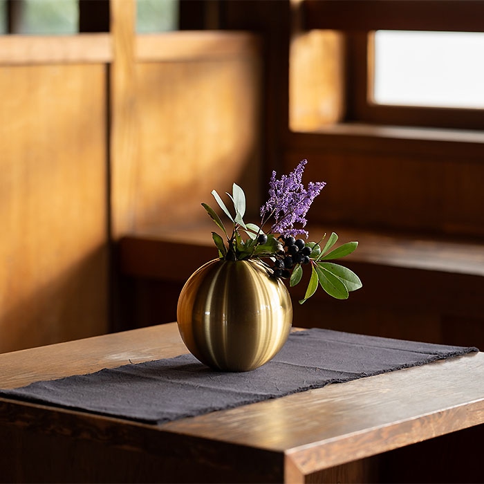花瓶 TAMA L ( 能作 退職祝い 定年 ガラス フラワーベース 花器 一輪挿し おすすめ 高岡銅器 周年 創立 上場 竣工 開店 事務所移転 開業 プレゼント お祝い お返し お礼 令和 海外 日本 取引先 法人 日本製 おすすめ 仏壇 仏具 お盆 お墓 可愛い 人気 )