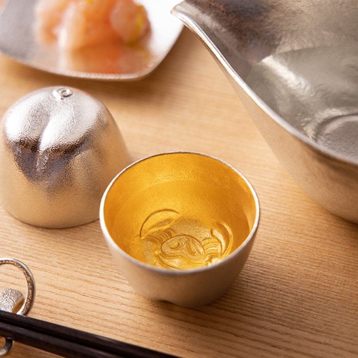 ぐい呑 幸福豚 金箔 ( 能作 母の日 早割 プレゼント 初任給 ぐいのみ 盃 酒器 猪口 日本酒 高岡銅器 結婚 出産 内祝い 引き出物 金婚式 誕生日プレゼント 還暦祝い 古希 喜寿 米寿 退職 定年 プレゼント お祝い お返し お礼 令和 両親 父 母 男性 女性 日本製 おすすめ )