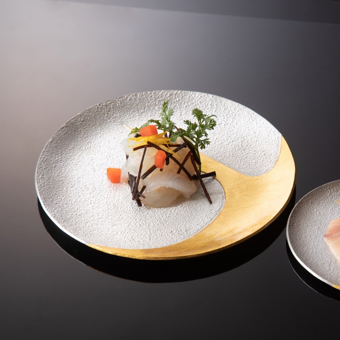 小皿 TSURU ( 能作 母の日 早割 プレゼント 初任給 プレート 醤油皿 豆皿 和食 洋食 高岡銅器 結婚 出産 内祝い 引き出物 金婚式 誕生日プレゼント 還暦祝い 古希 喜寿 米寿 退職 定年 プレゼント お祝い お返し お礼 令和 両親 父 母 男性 女性 日本製 おすすめ )